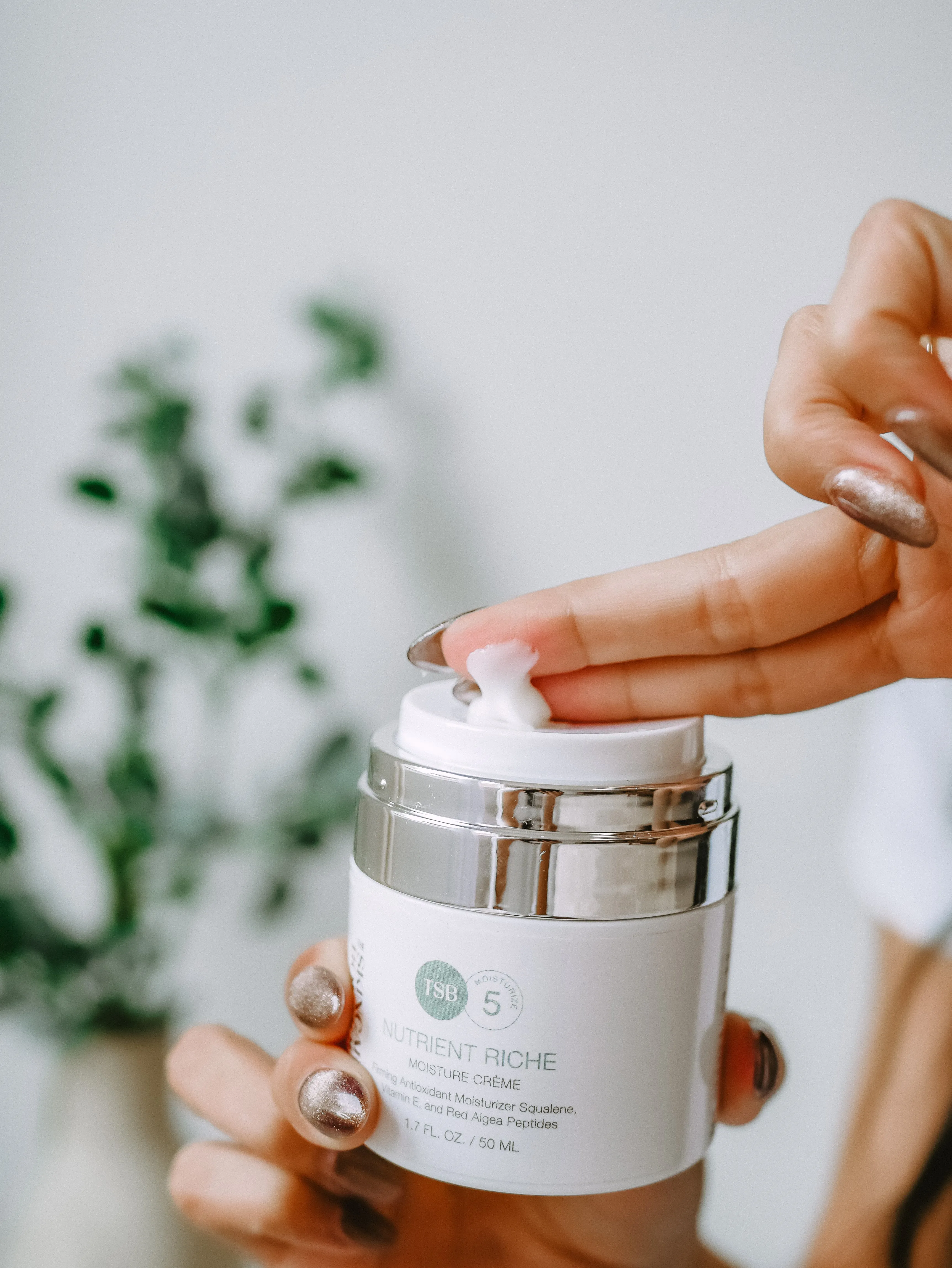 Nourish and Protect Dry Skin with Our Nutrient-Rich Moisture Cream